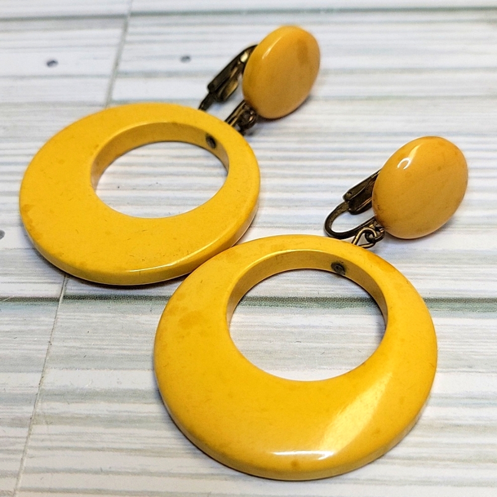 Vintage Marbled Yellow BAKELITE Clip Hoop Earrings Swirled Color 2.25"